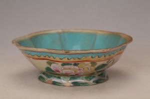 001741粉彩花蝶纹花口碗