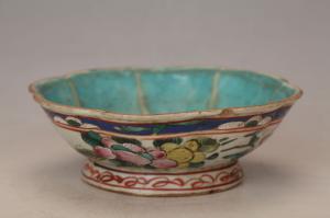 001747粉彩花蝶纹花口碗