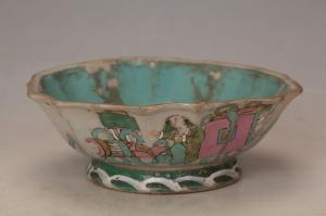 001749“怡发督造”款粉彩人物纹花口碗