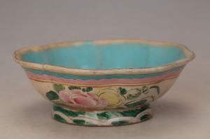 001751粉彩花卉纹花口碗