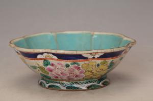 001752粉彩花蝶纹花口碗