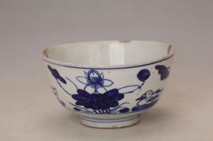 001756青花荷池纹碗“桂玉”款