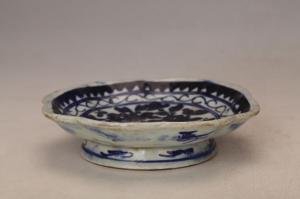 001757青花花蝶纹花口盘“美记”款