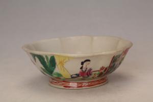 001762五彩美人梳妆人物纹花口碗