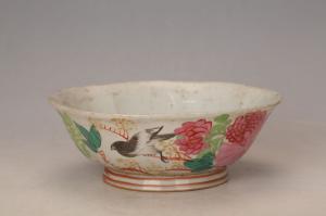 001765五彩花鸟纹花口碗“新益”款