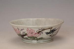 001766五彩花鸟纹花口碗“辛巳”款