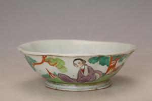 001774“一片冰心”五彩人物纹花口碗