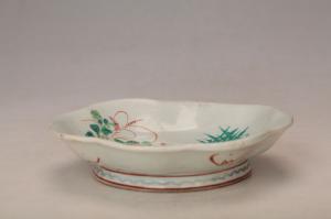 001779五彩博古纹花口盘“吴炳顺”款