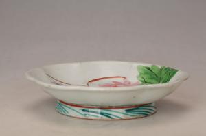 001781五彩莲池纹花口盘“永利”款