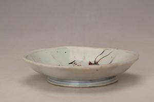 001788“仁玉”款釉上彩人物纹花口盘