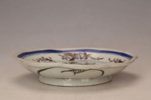 001802五彩花蝶纹花口盘