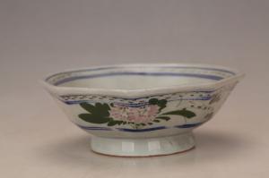 001813彩绘花卉纹八角碗