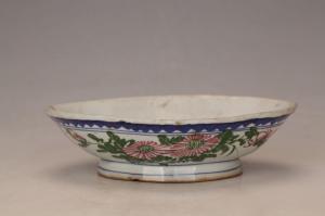001815“顺昌”款青花红绿彩花卉纹椭圆花口碗