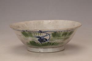 001820“春记”款青花红绿彩鱼藻纹花口碗