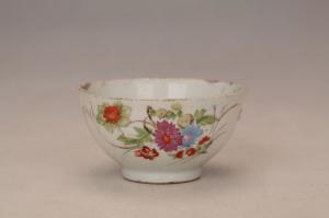 001846五彩花卉图案纹碗