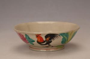 001847五彩公鸡纹花口碗“正记”款
