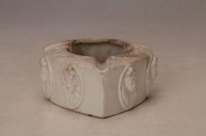 001858白釉塑人物肖像烟灰缸“中国制造”款