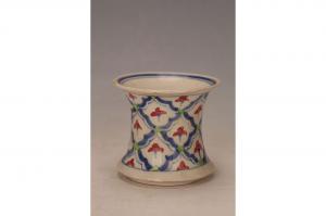 001875五彩花卉纹吐盂