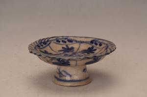 001899青花花卉图案纹花口盘