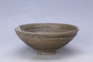002301青釉刻划花卉纹碗