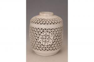 001903“锦合造”款白釉钱纹通花瓶