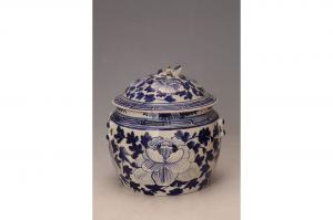 001911青花满牡纹四系盖钵“宏益玩玉”款