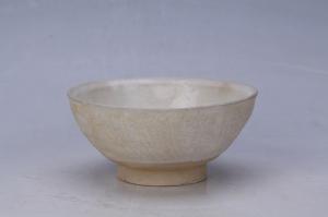 002111青白釉刻花菊瓣纹碗