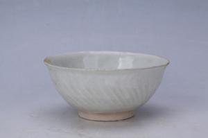 002112青白釉刻花菊瓣纹碗