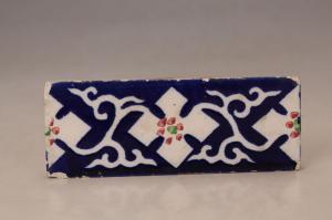 001935蓝地彩缠枝花卉纹瓷砖“吴泉记庆源磁厂出品”款