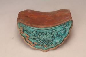 001947绿釉印花纹如意型垂镰“吉记”款