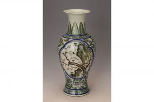 001951青花红绿彩开光花鸟纹撇口瓶