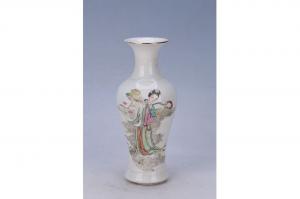 002124“乙亥年荣利出品”款彩天女散花图瓶