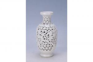 002125白釉梅花纹通花瓶