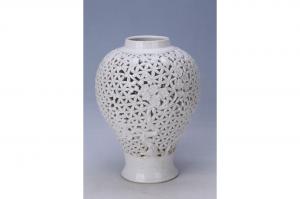 002126“章和合”款白釉梅花纹通花瓶