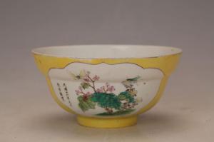 001958黄釉开光五彩花蝶纹折腰碗“竟德”款