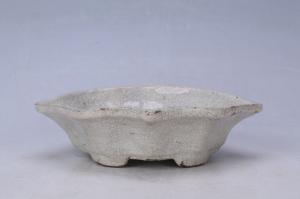 002146米黄釉菱形花口四足花盆