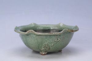 002147青釉贴塑梅花纹花口花盆