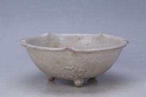 002148白釉贴塑梅花纹花口花盆