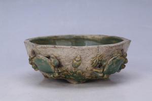 002149绿釉贴塑蟹纹四足花盆