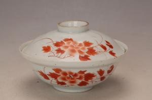 001985“埔美吴禹南置卅三元旦”矾红彩花卉纹盖盅