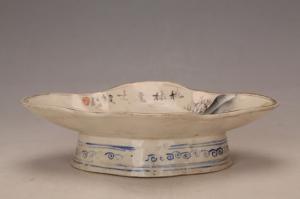 001986“玉顺造”款双牛图海棠式盘