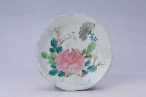 002175釉上彩牡丹纹花口盘