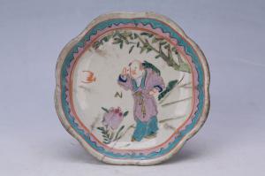 002177粉彩人物纹花口盘