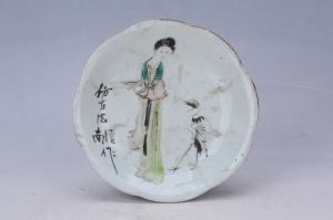 002181粉彩人物纹花口盘