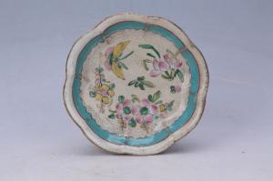 002186“永利造”款粉彩花蝶纹花口盘