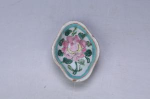 002193粉彩花卉纹海棠式小碟