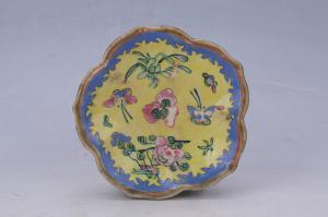 002196粉彩花碟纹花口高足盘