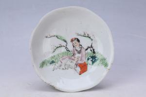 002199釉上彩人物纹花口盘