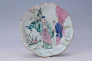 002201粉彩人物纹花口盘