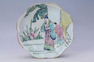 002202粉彩人物纹花口盘